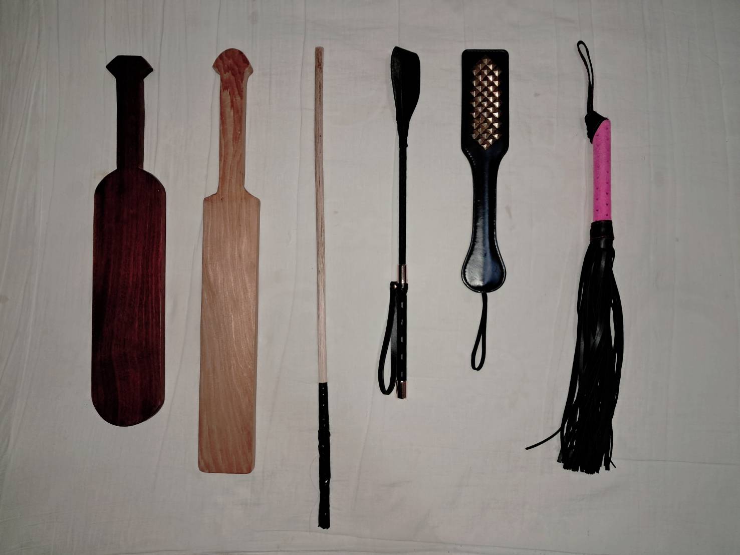 SM女王家馨展示拍打疼痛系列的調教工具