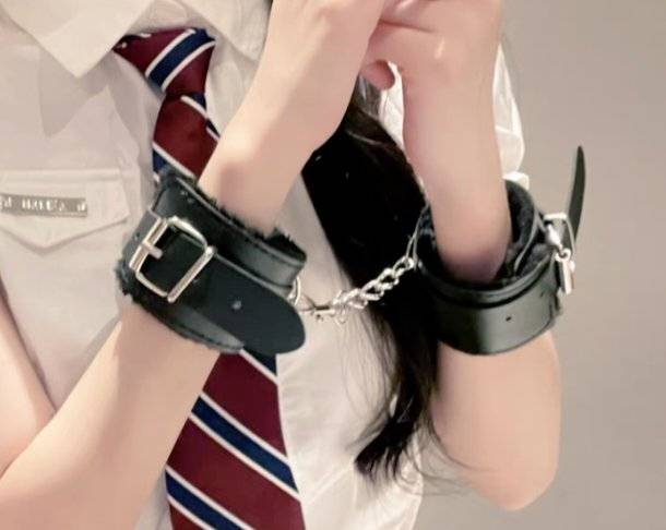 SM女王家馨展示皮製手銬調教道具